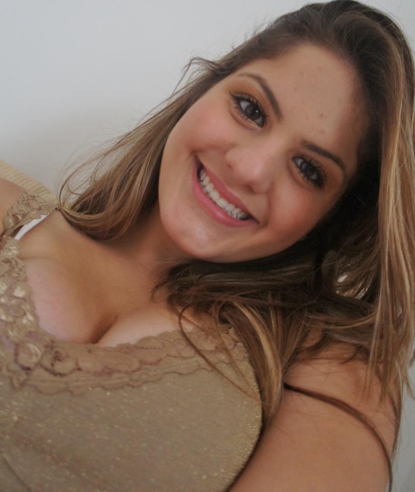 Бразильская красотка демонстрирует свою прекрасную грудь и сливает ее